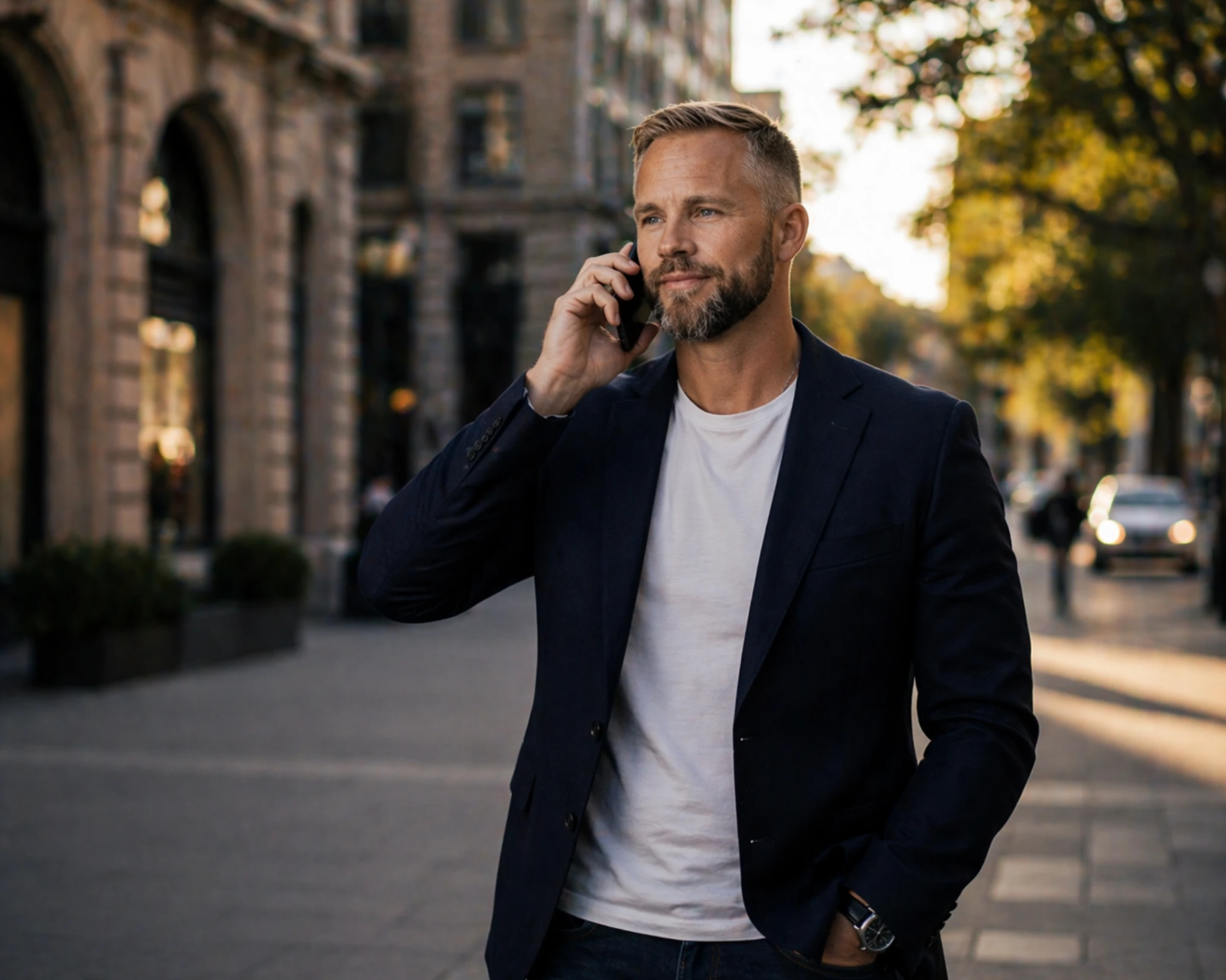 VD och säljchef diskuterar försäljningsprocess och tillväxtstrategi